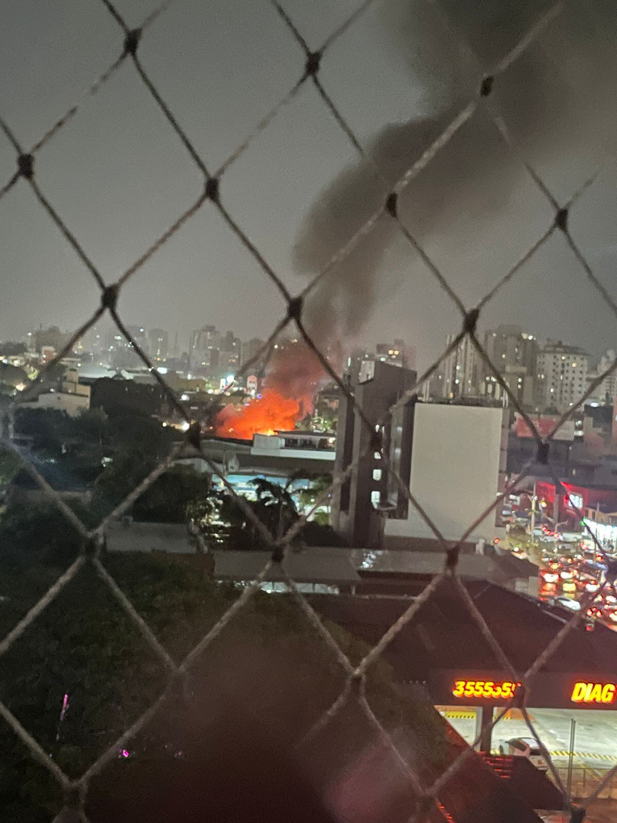 Así se ve el incendio desde los edificios en el norte de Barranquilla.