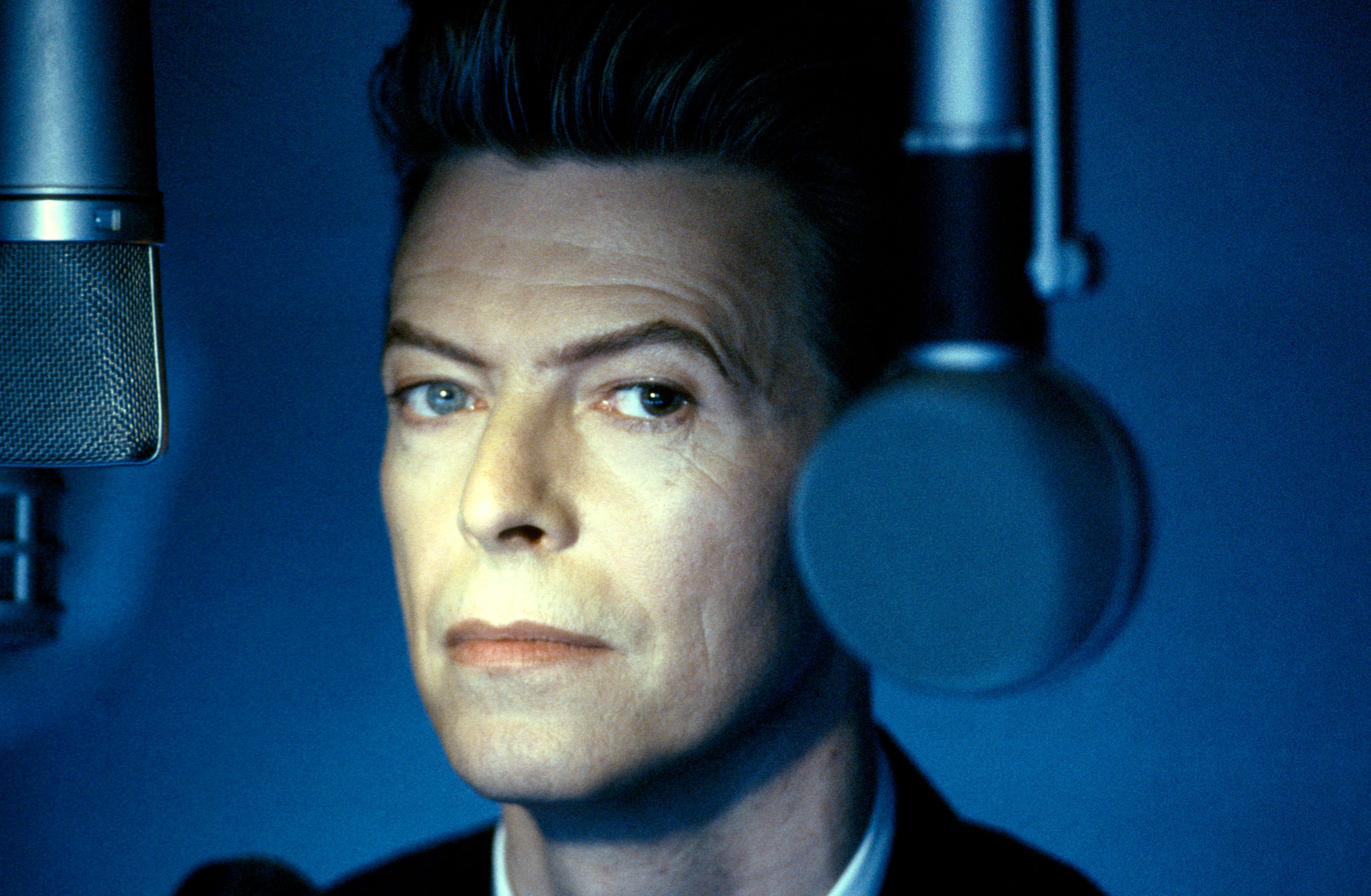 El cantante inglés David Bowie (1947-2016) se presenta en el set de su video musical "Jump They Say" en Los Ángeles, California, en marzo de 1993. Foto de Lester Cohen/Getty Images.