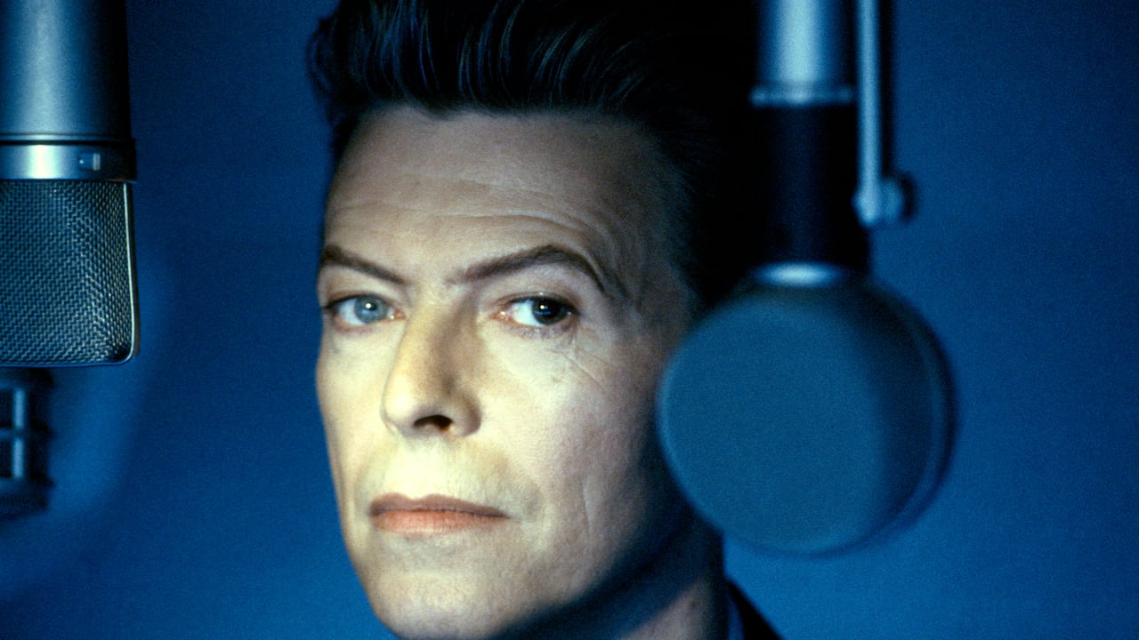El cantante inglés David Bowie (1947-2016), en el set de su video musical 'Jump They Say' en Los Ángeles (en marzo de 1993).
