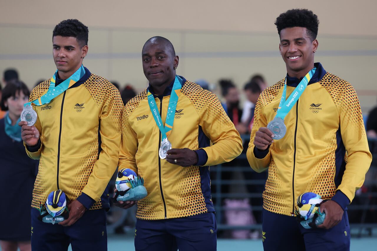 Carlos Echeverri, Ruben Murillo y Kevin Quintero del Equipo Colombia posan en el podio de Ciclismo de Pista - Sprint Masculino por Equipos en el Parque Peñalolen en el día 4 de los Juegos Panamericanos Santiago 2023 el 24 de octubre de 2023 en Santiago, Chile.