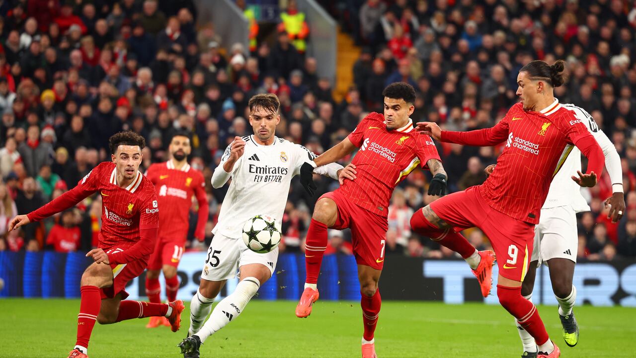 Luis Diaz del Liverpool en acción con Raul Asencio del Real Madrid durante el partido de la UEFA Champions League 2024/25 Liga Fase MD5 entre el Liverpool FC y el Real Madrid C.F. en Anfield el 27 de noviembre de 2024 en Liverpool, Inglaterra.