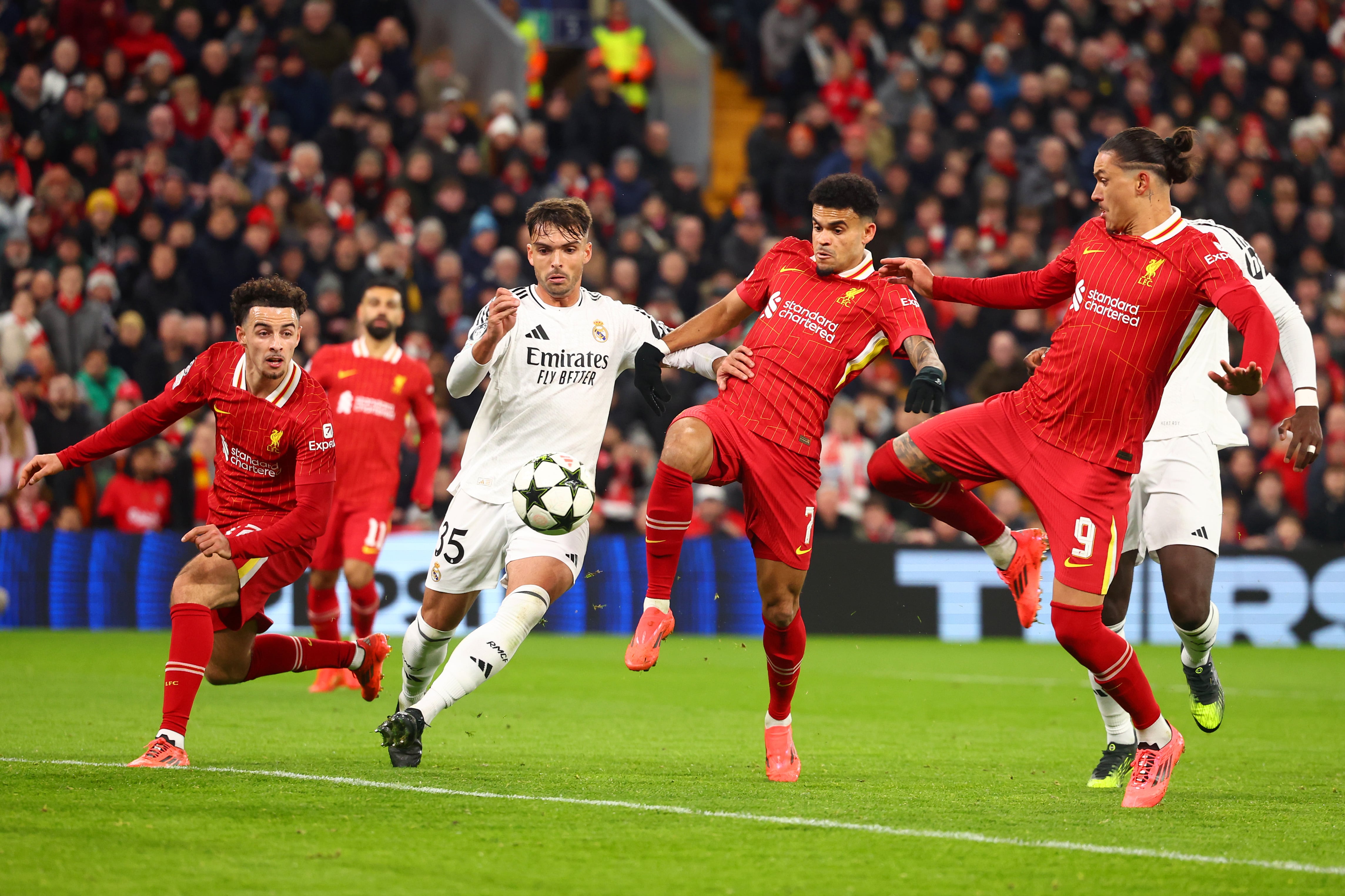 Luis Diaz del Liverpool en acción con Raul Asencio del Real Madrid durante el partido de la UEFA Champions League 2024/25 Liga Fase MD5 entre el Liverpool FC y el Real Madrid C.F. en Anfield el 27 de noviembre de 2024 en Liverpool, Inglaterra.