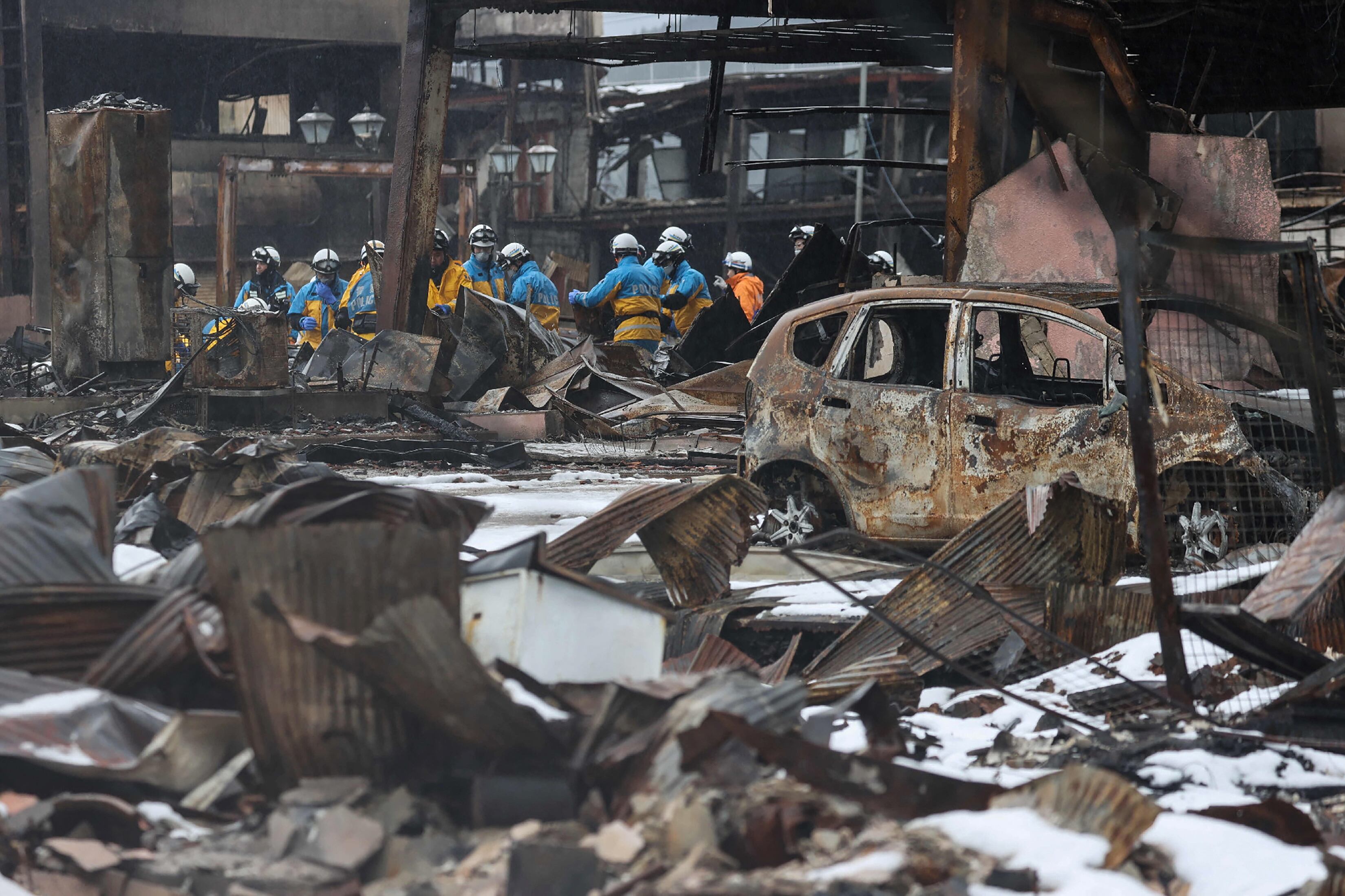 Socorristas buscan personas vivas entre los escombros en el terremoto en Japón