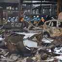 Socorristas buscan personas vivas entre los escombros en el terremoto en Japón