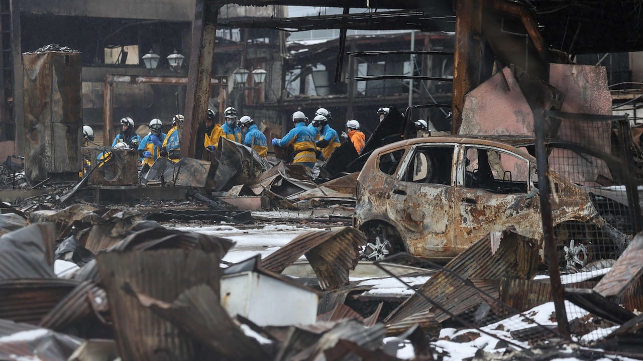 Socorristas buscan personas vivas entre los escombros en el terremoto en Japón