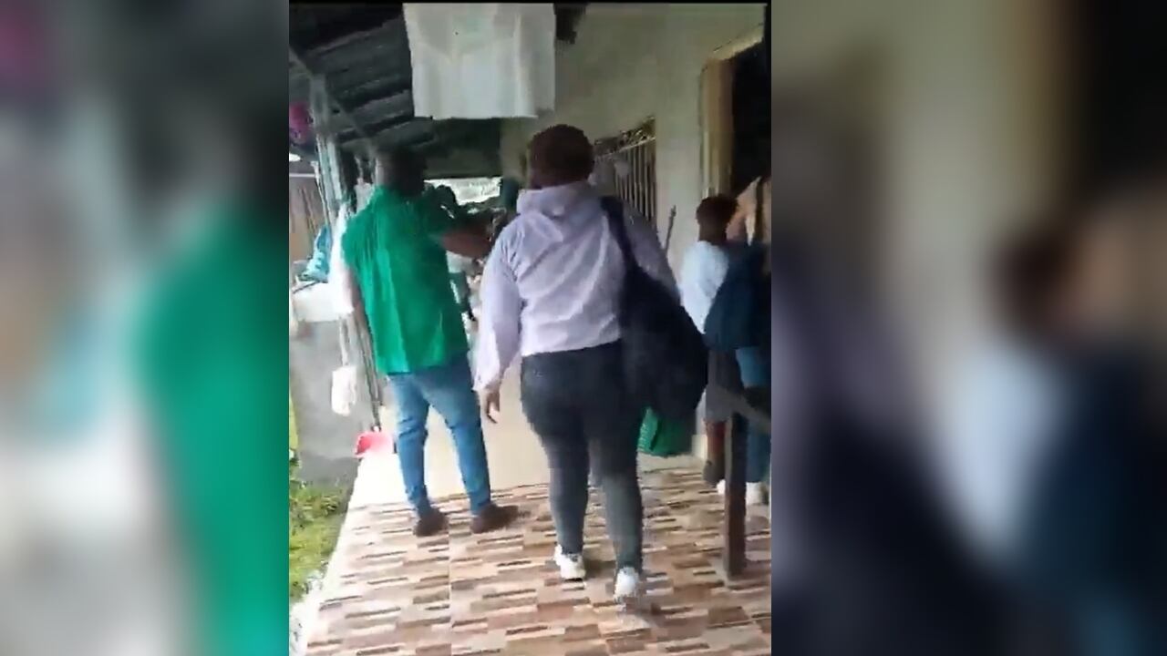 Las personas se estaban refugiando de la lluvia.