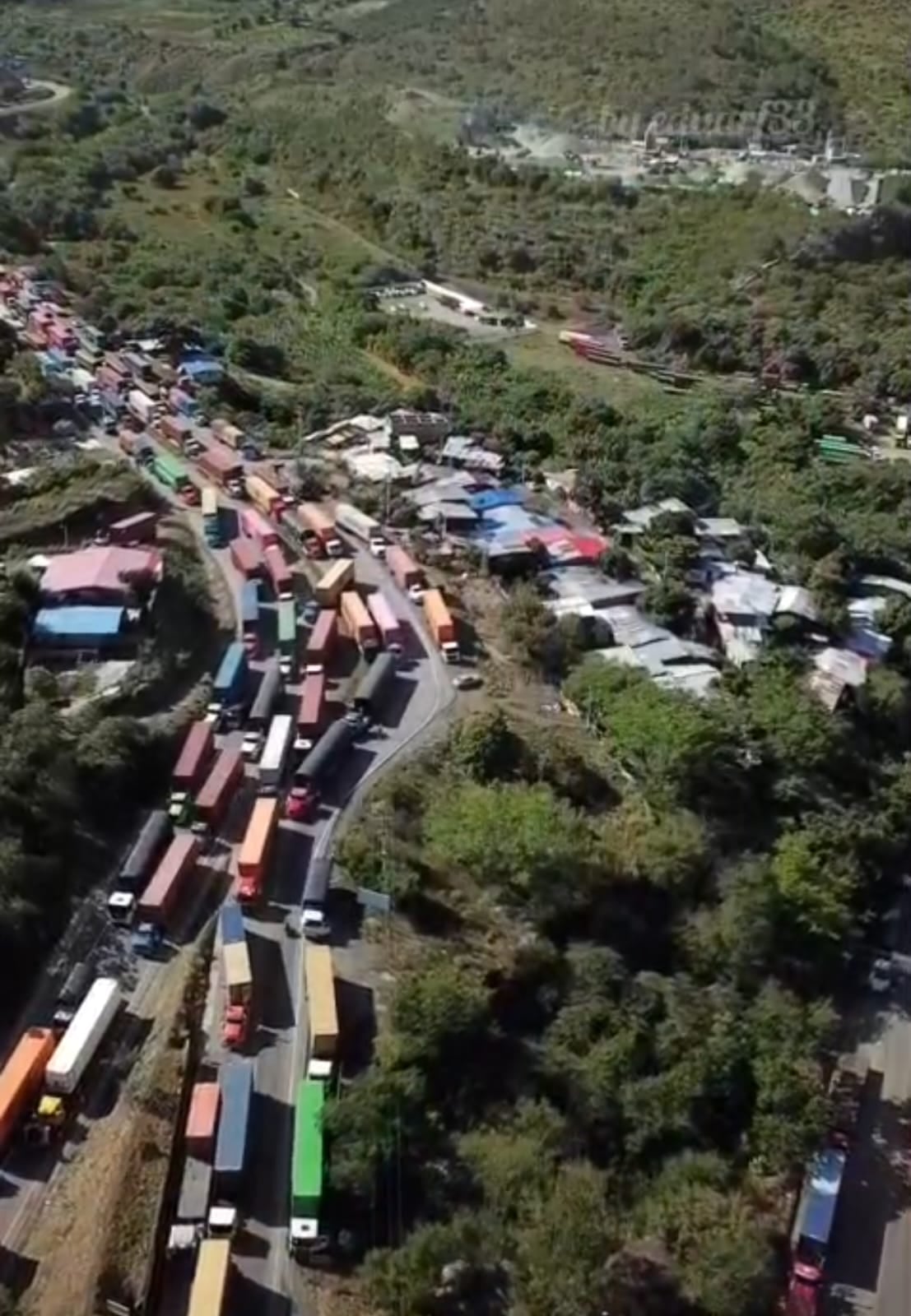 Monumental trancón en vía a Buenaventura