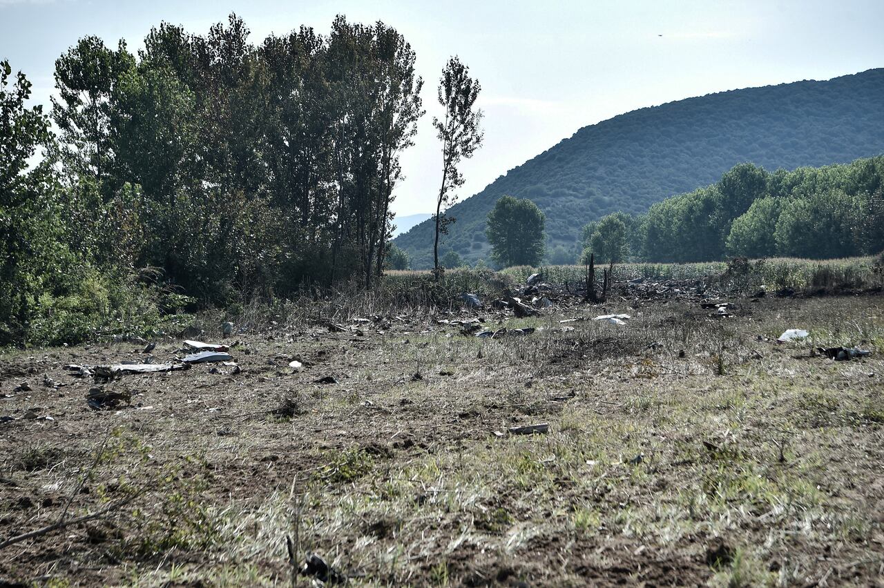 Esta fotografía tomada el 17 de julio de 2022 muestra escombros en el lugar del accidente de un avión de carga Antonov An-12 a pocos kilómetros de la ciudad de Kavala en Grecia. - Un avión de carga Antonov An-12 se estrelló cerca de Paleochori Kavalas en el norte de Grecia, dijo el cuerpo de bomberos. Testigos oculares dijeron que el avión estaba en llamas y que habían escuchado explosiones, informó la Agencia de Noticias de Atenas. (Foto por Sakis MITROLIDIS / AFP)