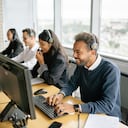 Los Call Centers han pasado de ser simples puntos de recepción de llamadas a sofisticadas plataformas multicanales capaces de administrar interacciones a través de chat, correo electrónico, redes sociales y teléfono.