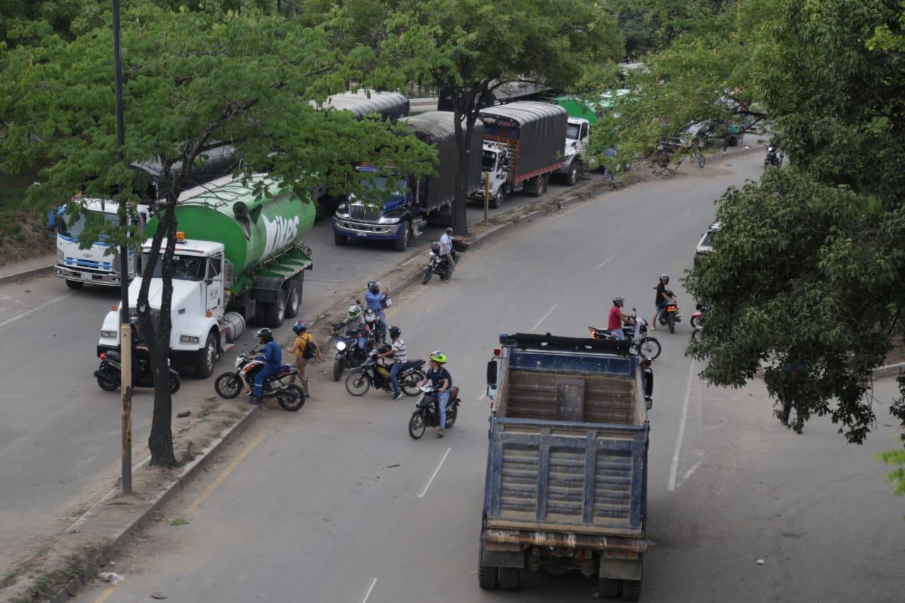 Bloqueos en el sector del Barrio El Palenque, en la via que comunica Bucaramanga con el Aeropuerto Internacional Palonegro, también se bloquea la zona industrial y se restringe la movilidad de cerca de 250 mil habitantes que viven en el municipio de Girón, Norte de Santander