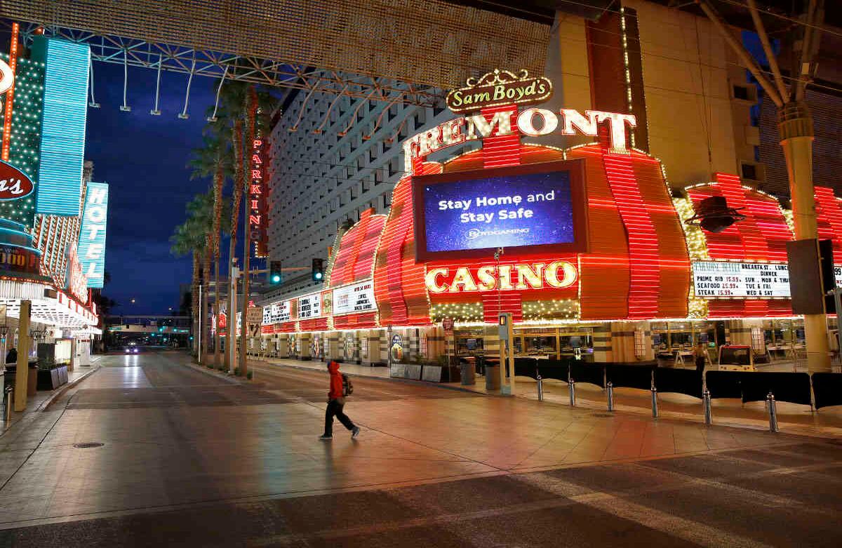 En esta foto de archivo del 21 de marzo de 2020, un hombre camina a lo largo de la concurrida Calle Fremont, en Las Vegas. En la ciudad el desempleo ha aumentado debido a la pandemia. Foto: John Locher, File/ AP. 