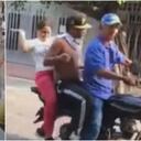 La mujer se llevó a su hijo en una motocicleta.