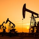 Bombas de aceite y plataforma al atardecer petroleo