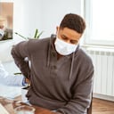 Expertos aconsejan llevar una dieta baja en sal y tomar líquidos para prevenir los cálculos renales. Foto: Getty images.
