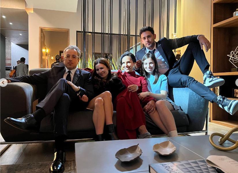 Paola Turbay posando con los otros actores de Ana de Nadie.