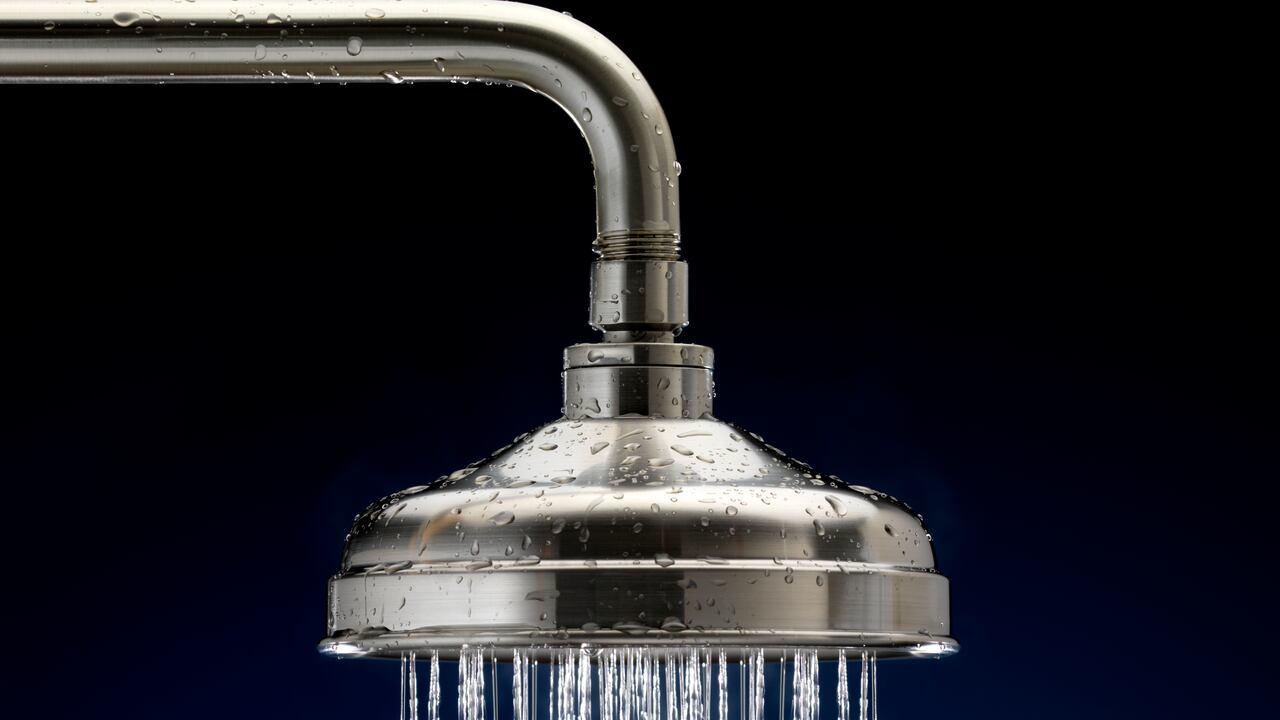 Ducha caliente, momento en que más se desperdicia agua.