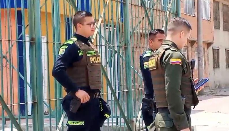 Denuncian que un policía disparó contra un perro en el sur de Bogotá. La comunidad pide una investigación.