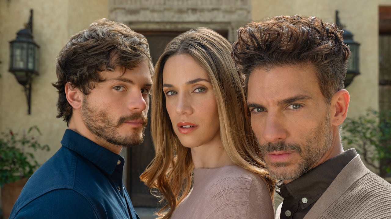 Graco Sendel es Iker, Pamela Almanza es Bárbara, Erick Elías es Álvaro en Entre Padre e Hijo