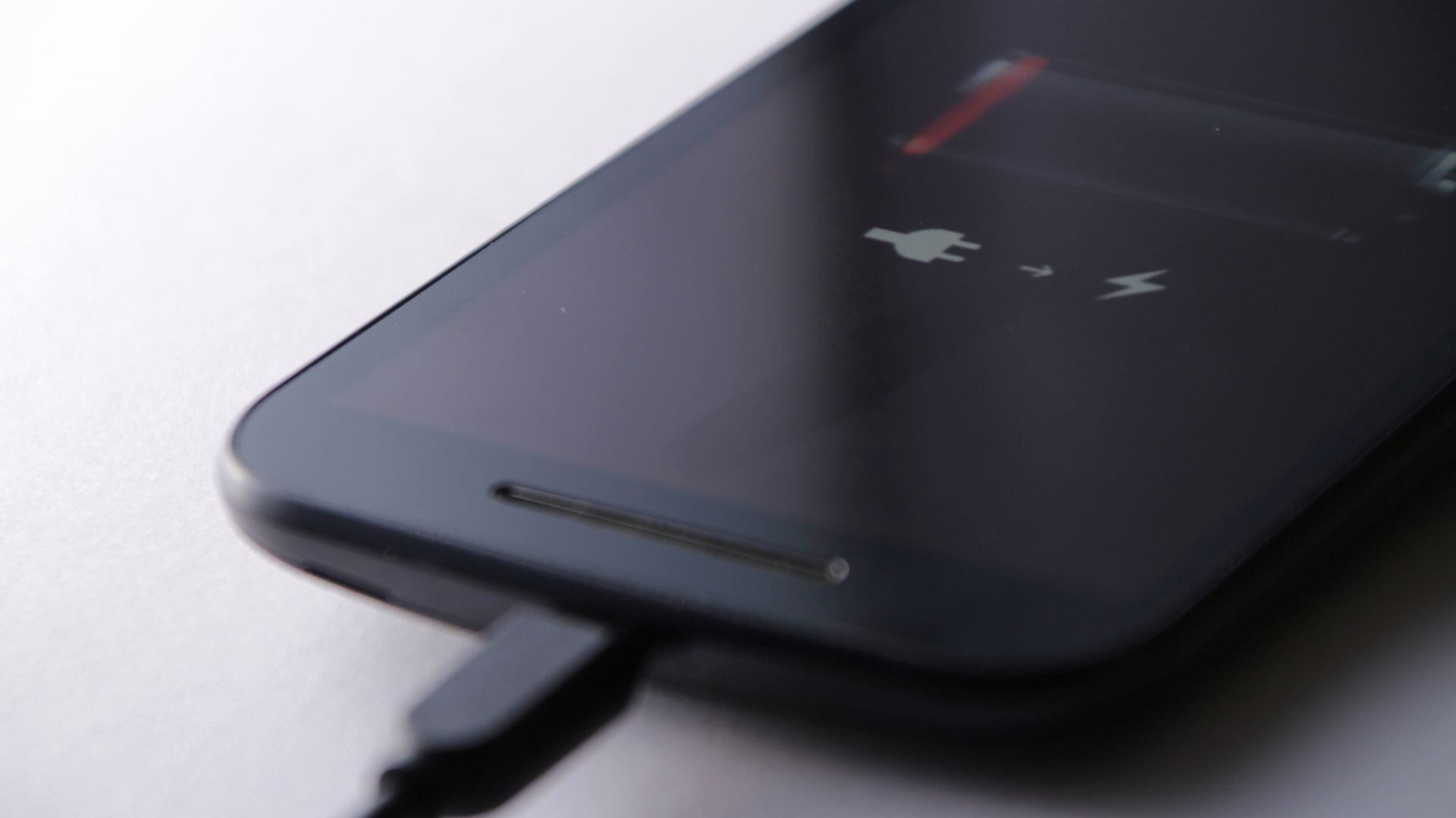 Utilizar cargadores genéricos o de baja calidad puede ser perjudicial para la batería.