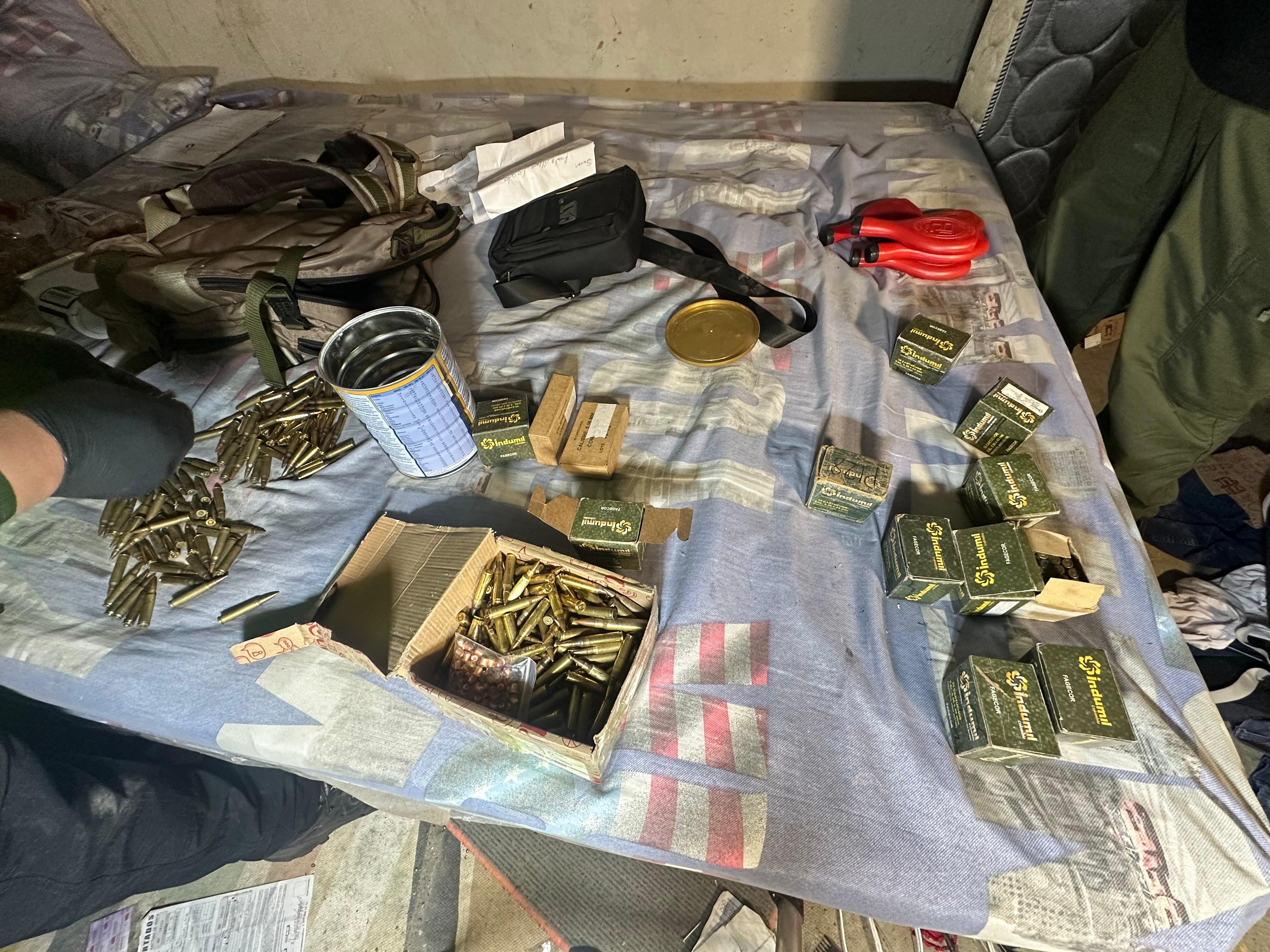 Estas municiones de Indumil fueron encontradas en la fábrica de explosivos del ELN en el sur de Bogotá.