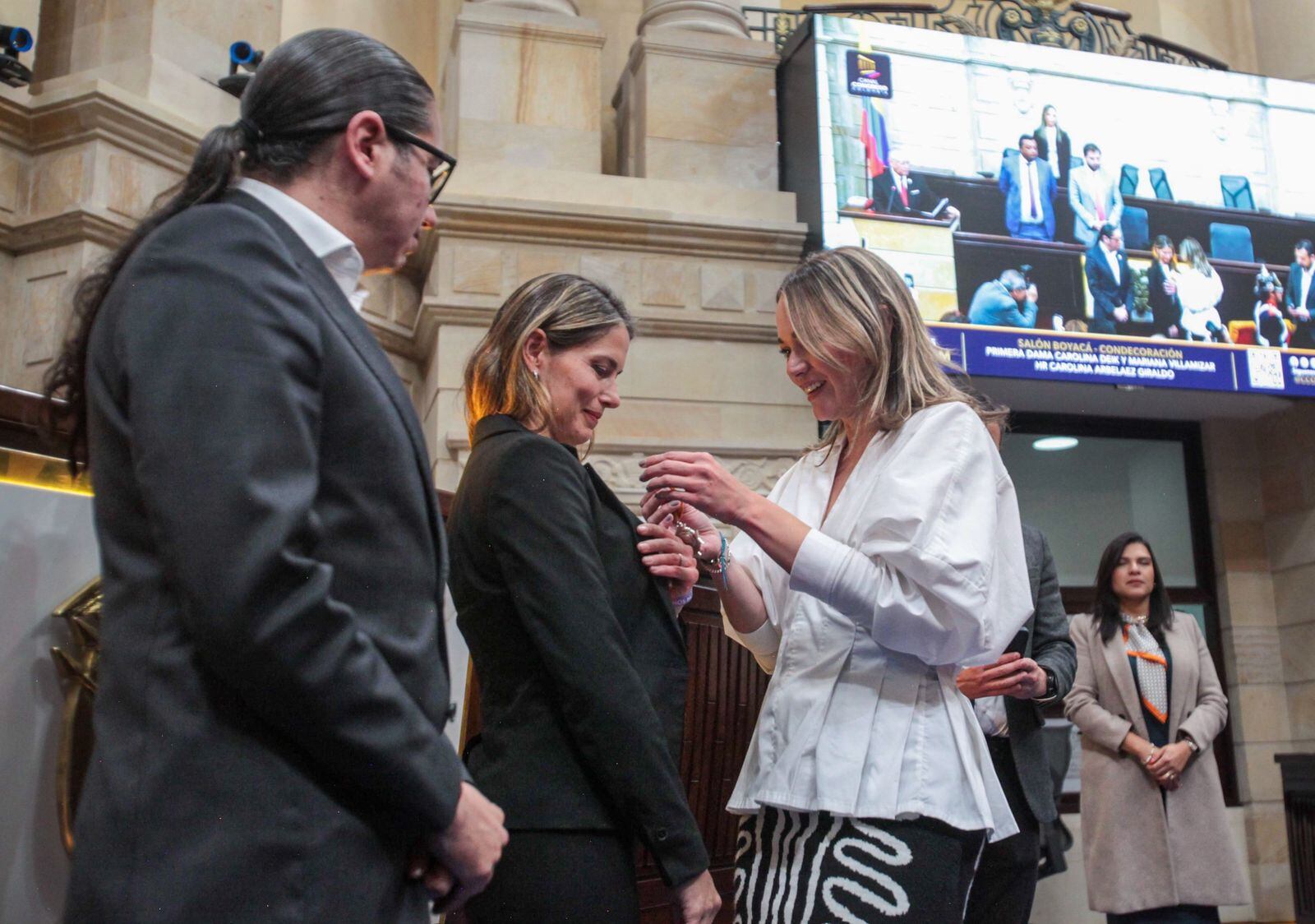 Condecoración a la primera dama de Bogotá.