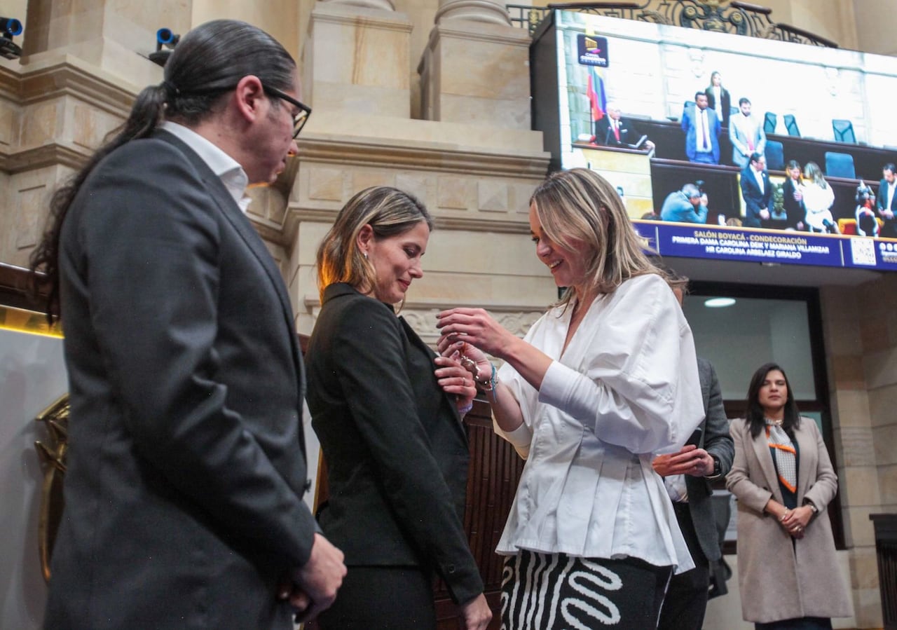 Condecoración a la primera dama de Bogotá.