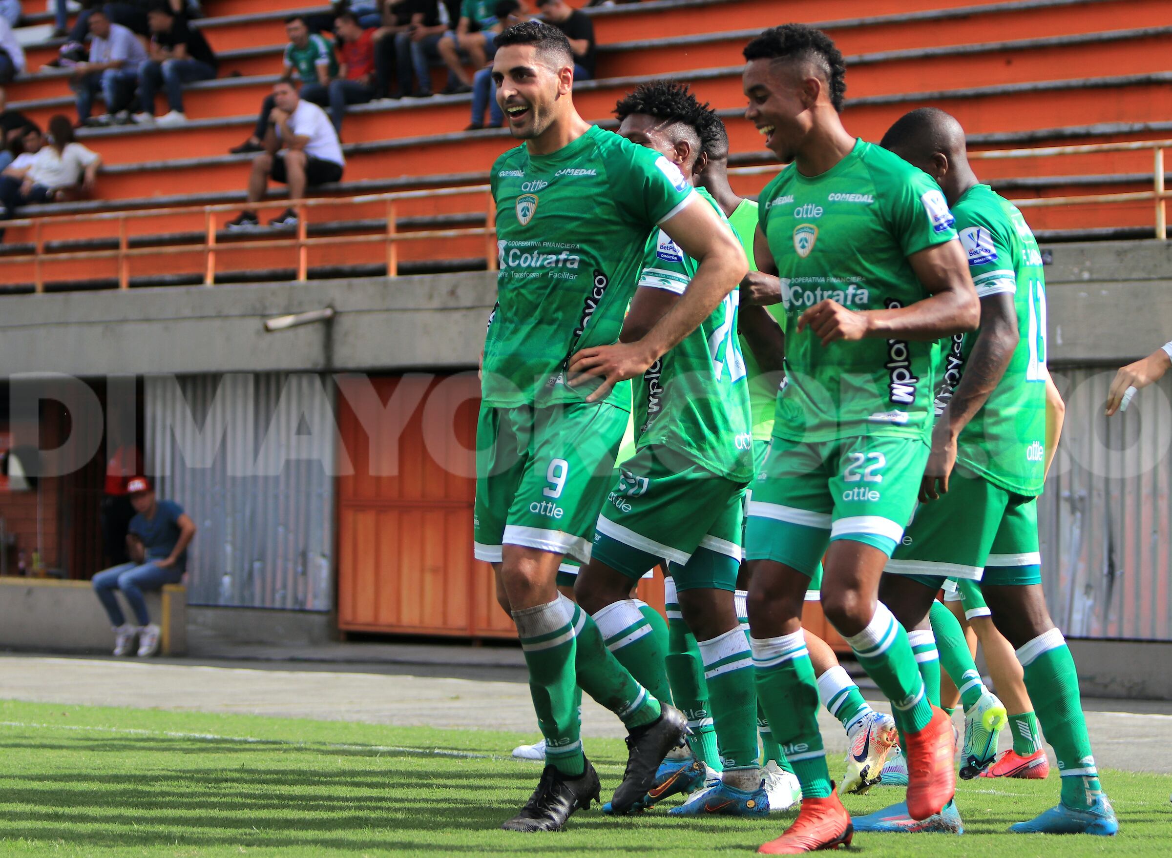 Jugadores de Equidad celebran uno de sus goles ante Envigado