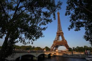 El puente Iena en dirección a la Torre Eiffel de París, el jueves 1 de junio de 2023. La capital de Francia albergará dentro de un año los Juegos Olímpicos. (AP Foto/Michel Euler)