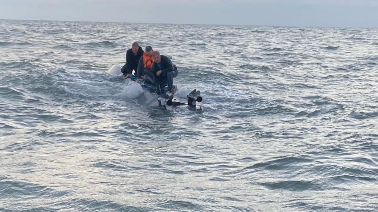 Los hombres fueron llevados a centros médicos para evaluar su salud.