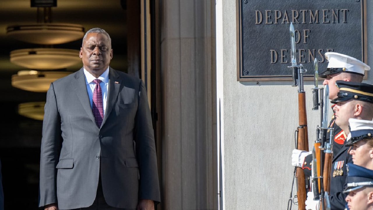 Secretario de Defensa de EE. UU., Lloyd Austin, aboga porque, pese a la guerra, no se cierren los canales de comunicación con Moscú.