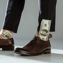 Un análisis detallado sobre la conexión entre los pies y la prosperidad, revelando la preferencia por el pie derecho en la tradición del billete de Año Nuevo.