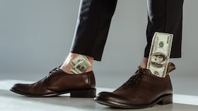 Un análisis detallado sobre la conexión entre los pies y la prosperidad, revelando la preferencia por el pie derecho en la tradición del billete de Año Nuevo.