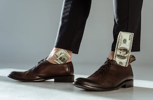 Un análisis detallado sobre la conexión entre los pies y la prosperidad, revelando la preferencia por el pie derecho en la tradición del billete de Año Nuevo.