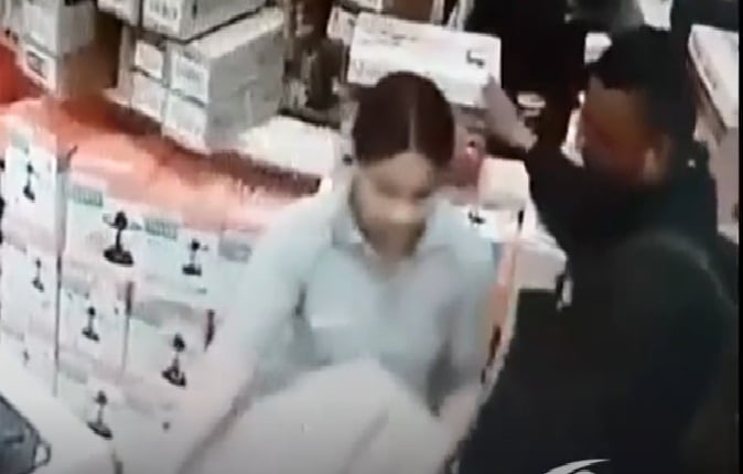 En medio de la conversación, Stefanny, quien era madre de dos niños, hace un gesto con el que indica que la conversación ha terminado y toma una caja para continuar con sus labores, pero tras esto el sujeto se quita la maleta que llevaba en la espalda y saca de la cintura el arma blanca con la que ataca a la mujer hasta provocarle la muerte.