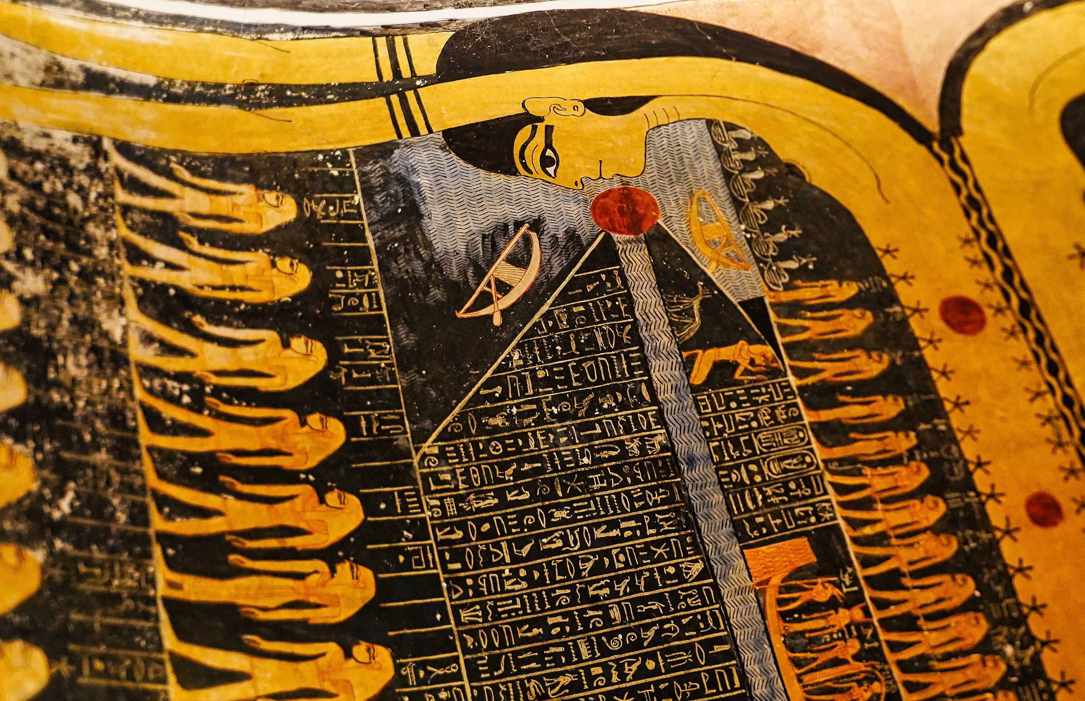 La diosa Nut es una de las deidades más antiguas y fundamentales del panteón egipcio, personificando el cielo, la bóveda celeste y las estrellas.