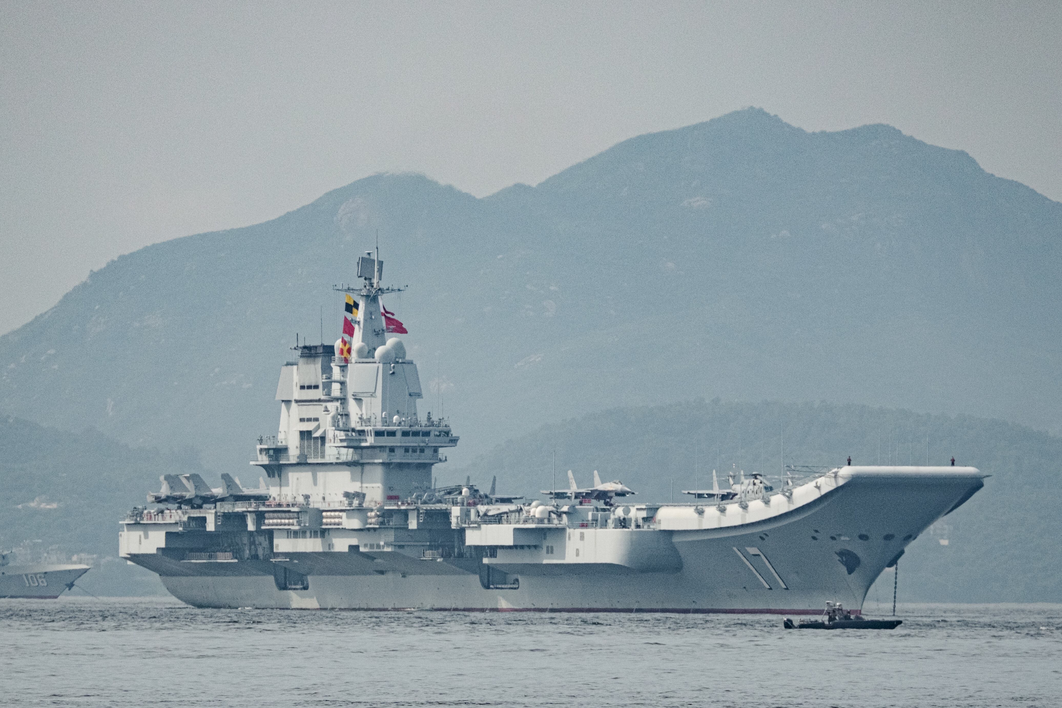 El portaaviones Shandong de la Armada china atraca en aguas de la Región Administrativa Especial de Hong Kong el 3 de julio de 2025.