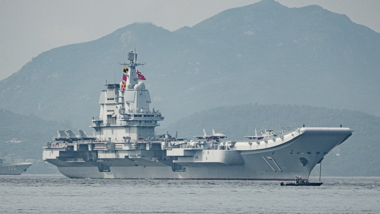 El portaviones Shandong de la Armada china atraca en aguas de la Región Administrativa Especial de Hong Kong, el 3 de julio de 2025.