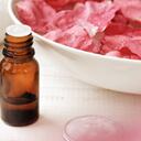 El agua de rosas tiene múltiples beneficios, entre ellos aporta a la suavidad de la piel.