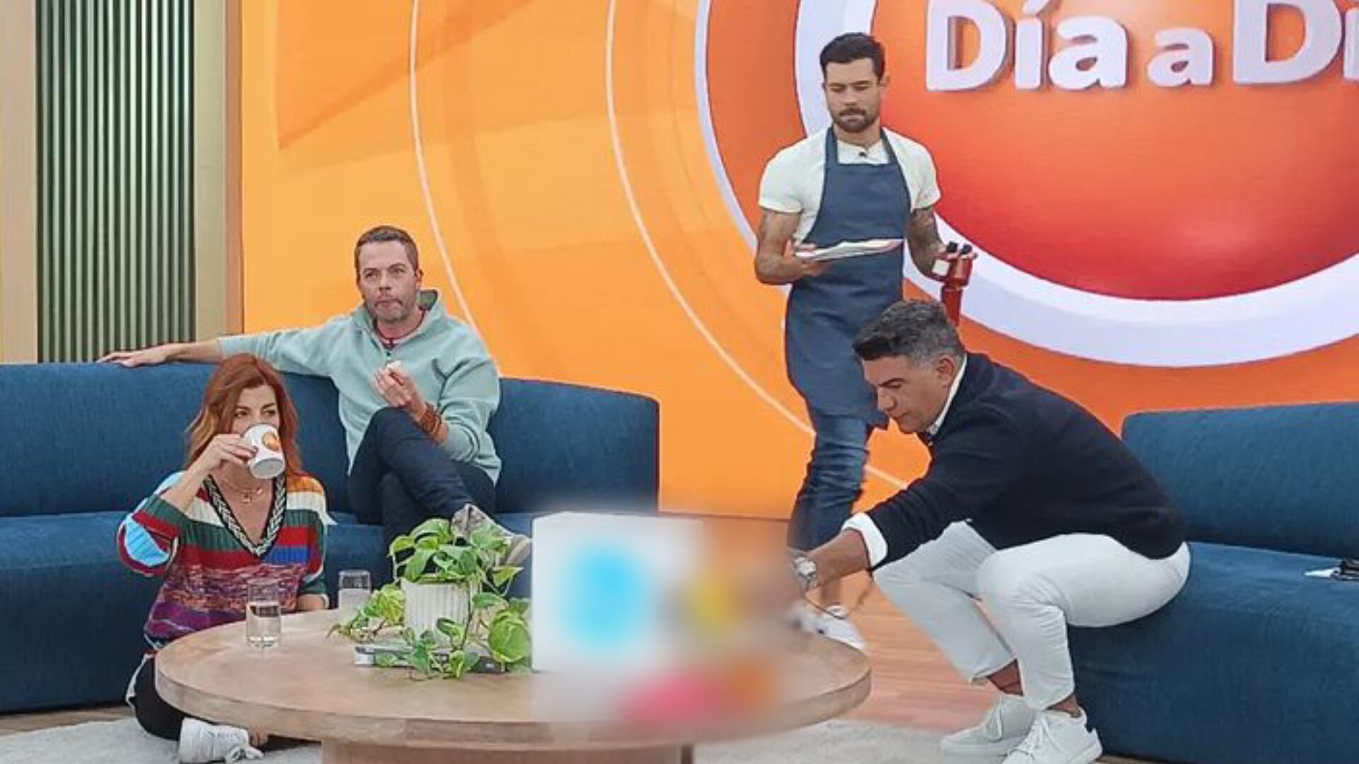 Presentadores de 'Día a día' participando en una dínamica.