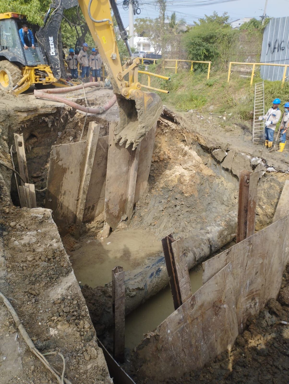 La reparación de la tubería averiada en Ceballos, mantiene sin servicio de agua al 40 % de Cartagena.