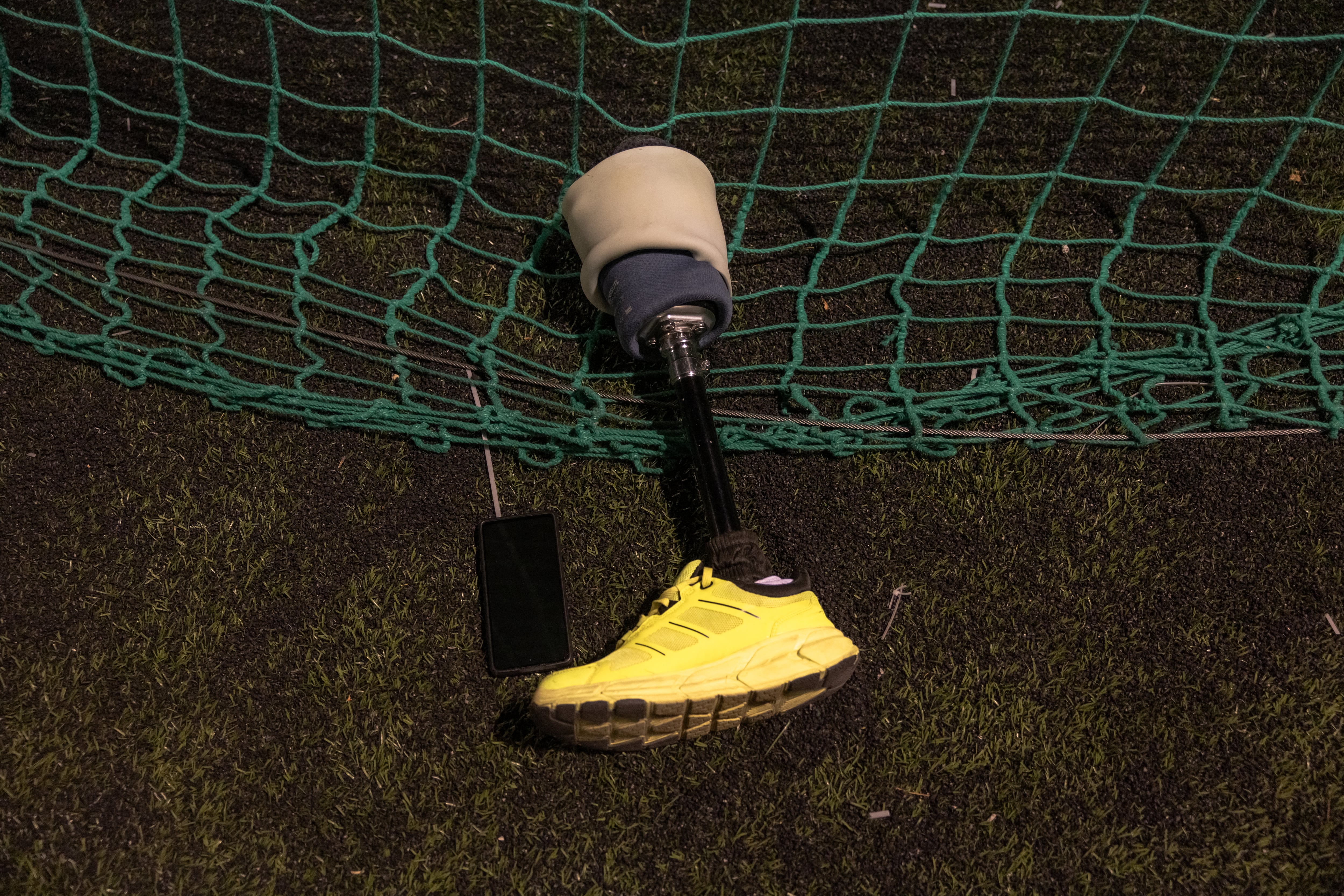 Una o dos veces por semana, el grupo de una docena de hombres con amputaciones sufridas tanto en la vida militar como en la civil se reúne para practicar fútbol. La mayoría de ellos eran jugadores entusiastas antes de sus lesiones. (Foto de Román PILIPEY / AFP)