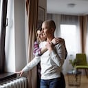 Mujer con cáncer acompañada por su hija.