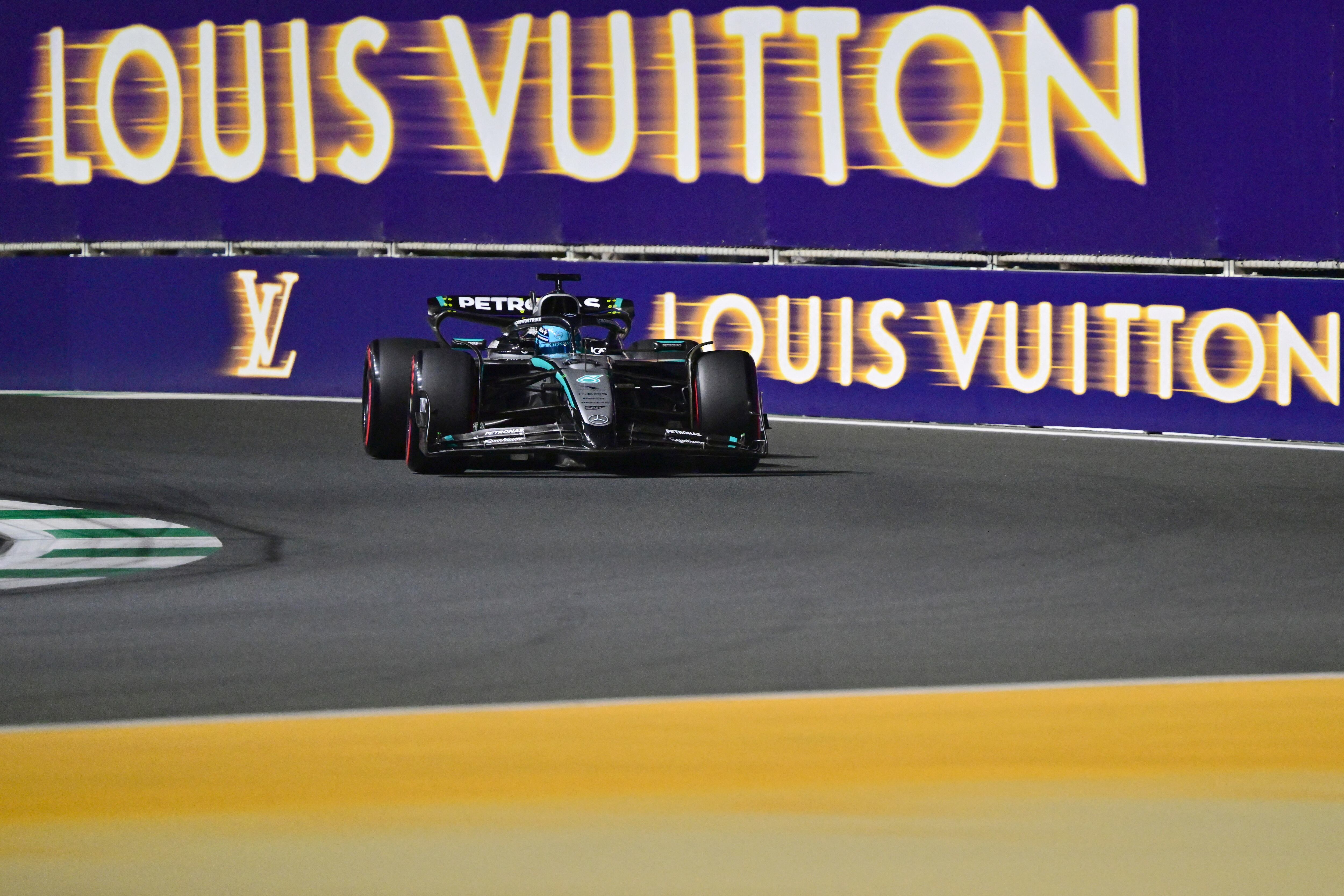 El piloto británico de Mercedes, George Russell, conduce durante la ronda de clasificación para el Gran Premio de Fórmula Uno de Arabia Saudita de 2025.