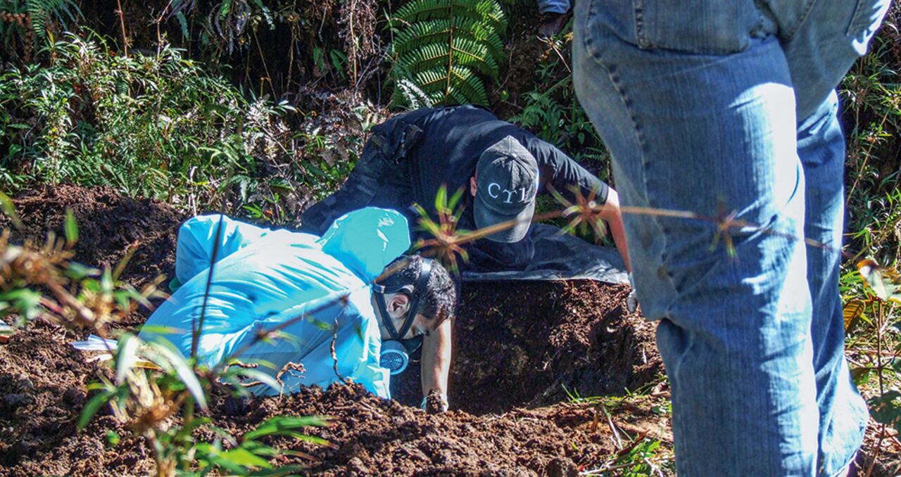 Los cinco cuerpos hallados en la fosa de Buenos Aires, Cauca, eran de menores de edad, según señaló Indepaz. Una de las niñas había sido reclutada en La Plata, Huila, y llevada con engaños hasta el Cauca, donde finalmente la asesinaron.