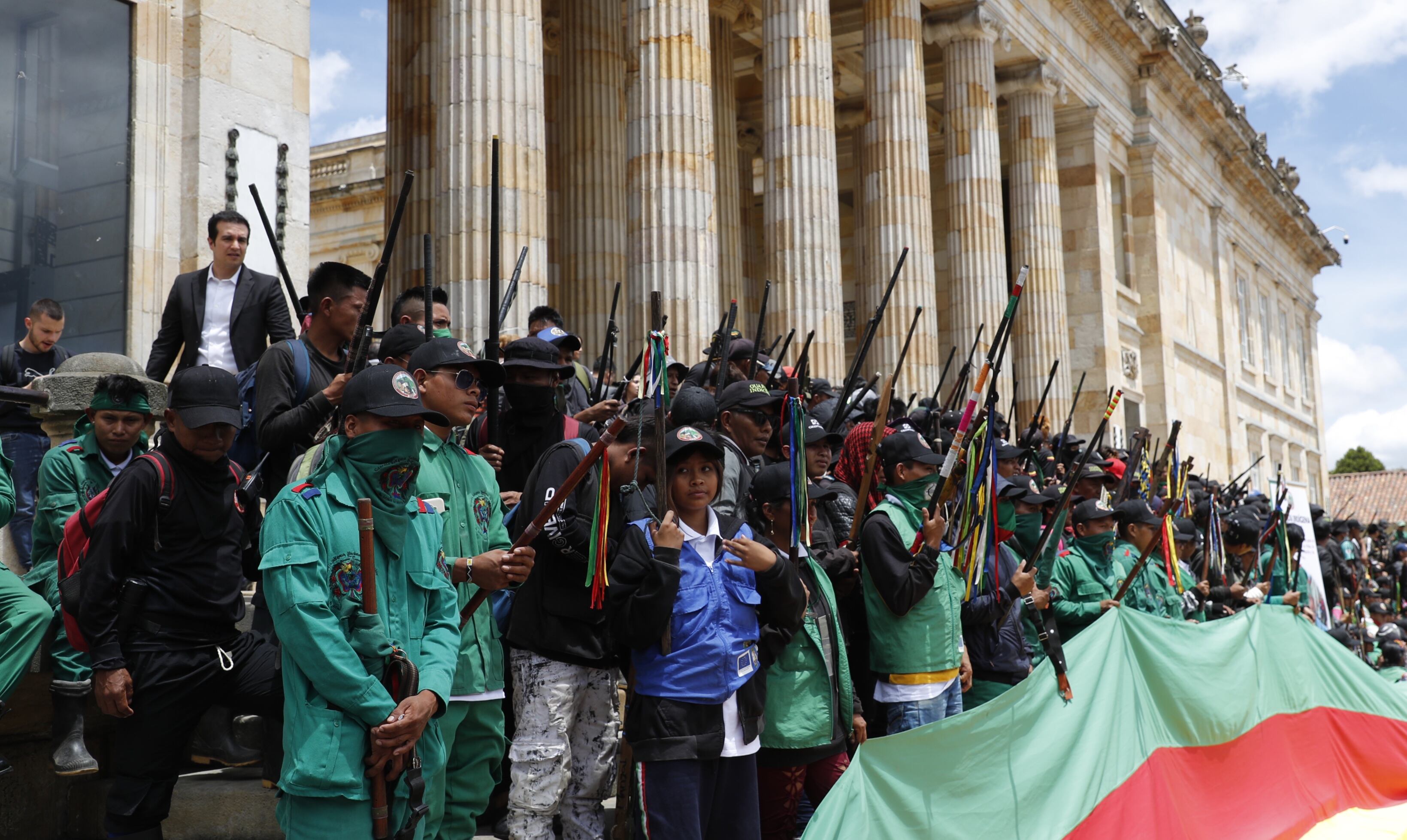 Indigenas en las afueras del Congreso