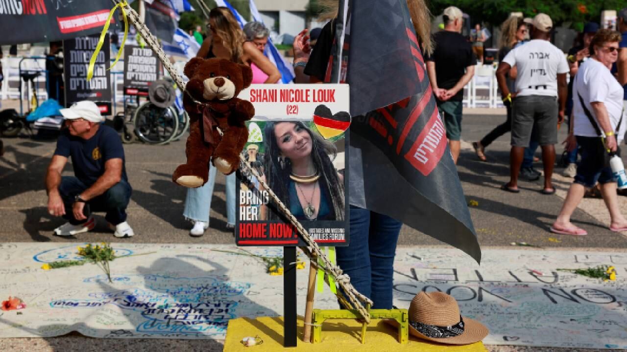 Familiares y partidarios de los rehenes piden un diálogo con el primer ministro israelí Netanyahu y el ministro de Defensa Gallant, en Tel Aviv.