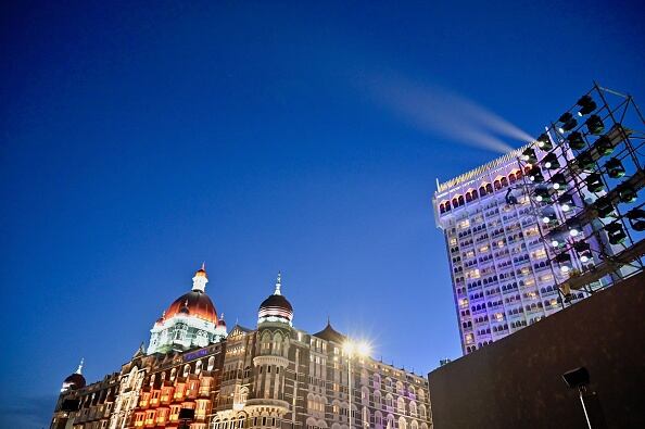 La policía india está investigando a un presunto estafador que pasó casi dos años en un hotel de cinco estrellas sin pagar debido a que al parecer sobornaba al personal para arreglar los registros, informaron este jueves medios locales. (Photo by Rubina A. Khan/Getty Images)