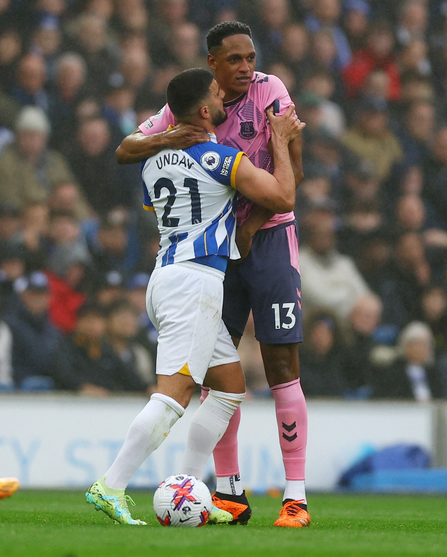 Soccer Football - Premier League - Brighton & Hove Albion v Everton - The American Express Community Stadium, Brighton, Britain - May 8, 2023  Everton's Yerry Mina clashes with Brighton & Hove Albion's Deniz Undav Action Images via Reuters/Matthew Childs EDITORIAL USE ONLY. No use with unauthorized audio, video, data, fixture lists, club/league logos or 'live' services. Online in-match use limited to 75 images, no video emulation. No use in betting, games or single club /league/player publications.  Please contact your account representative for further details.
