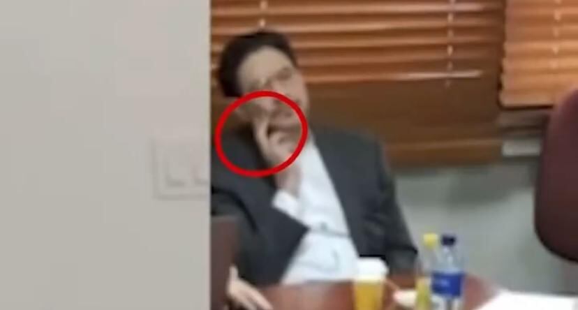 Los usuarios de redes sociales lograron captar extraños momentos en el juicio contra el expresidente Álvaro Uribe.