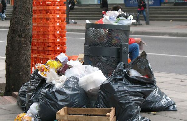 Las calles amanecieron llenas de basura y a la espera de que lleguen los camiones. 